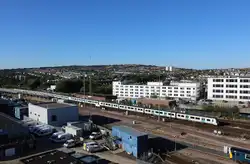 Ein Blick auf den Brighton Railway Station:  Ein Thameslink Class 700 erreicht am 31.