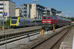 Bei planm��igem Betriebsablauf sind der IRE nach Basel und der RE nach Lindau nicht gleichzeitig im Bahnhof von Friedrichshafen zu sehen.