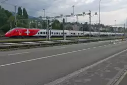 Der jeweils mit Schweizer und italienischer Flagge beklebte RABe 501 004-2 steht am 24.08.2018 im Bahnhof von Rorschach.
