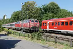 218 326-7 und eine unerkannt gebliebene 218er mit den Wagen des IC 119, M�nster(Westf) - Innsbruck, begegnen am 11.08.2018 beim Abzweig Lindau-Aeschach dem RE 3992 von Lindau �ber Memmingen nach Ulm.