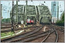Die 101 017 rollt mit einem Ersatzzug am 27.05.2007 �ber die Hohenzollernbr�cke zum K�lner Hauptbahnhof.