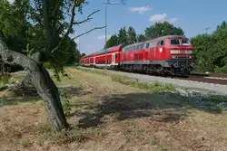 218 443-0 mit den von Stuttgart kommenden Wagen des RE 4223 bei der Einfahrt in den Bahnhof von Biberach (Ri�) am 24.07.2018.