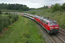 Am 24.08.2018 zieht 218 419-0 zusammen mit einer Schwestermaschine die von Basel SBB kommenden und in Lindau �bernommenen Wagen des EC 193 nach M�nchen in der N�he des Lindauer Ortsteils Sch�nau