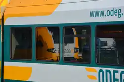 646 042 spiegelt sich im 646 045 in Rathenow.