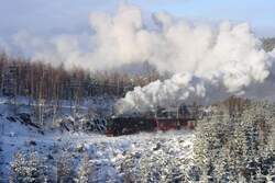 99 7236 mit Volldampf an einem sch�nen Wintertag im Dr�ngetal; 29.01.2005