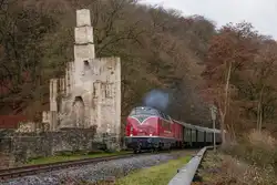 V200 033 auf der Ruhrtalbahn an der Ruine Hardenstein, Dezember 2018.