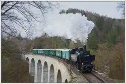 Die als ÖBB 93.1360 beschriftete 431.032 mit ihrem Sp 11999 von Praha hl.n.