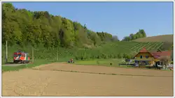 Mit einer Maximalsteigung von 42 ‰ geht es von Feldbach durch das  Steirisches Vulkanland nach Bad Gleichenberg.