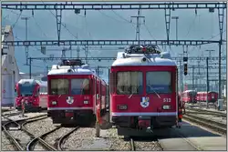 Neue Steuerwagen und etwas betagte, aber rüstige Vorort-Pendelzüge Be 4/5 515 und 512 in Landquart.