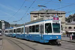 Doppeltraktion, mit dem Be 4/6 2085 und der blinden Kuh 2314, auf der Linie 17, fährt zur Haltestelle beim Bahnhof Zürich.