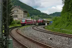 RE 22310 von Ulm nach Donaueschingen trifft am 31.05.2019 im Bahnhof von Fridingen an der Donau auf die wartende 218 432-3 mit den Wagen des RE 22321, Donaueschingen - Ulm.