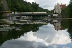 Eine Wolke, die sich kurz bevor der Zug kam vor die Sonne schob, erm�glichte diese Spiegelung auf der Wasseroberfl�che der aufgestauten Donau.