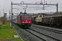 Re 620 054-7 'VILLENEUVE' zieht am 29.11.2019 einen 12-teiligen FLIRT für die in Grossbritannien ansässige Bahngesellschaft Greater Anglia durch den Bahnhof von Bürglen (TG) in Richtung
