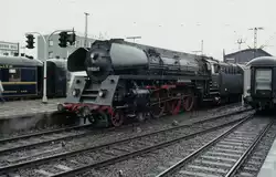 01 0524  mit Pz  im Bhf.