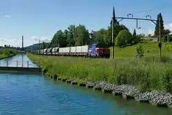Aus Richtung Frauenfeld kommend zieht 923 018-8 'Frienisberg' einen gemischten G�terzug in B�rglen (TG) am Thurkanal entlang nach Sulgen (31.05.2019)