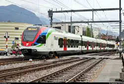Nachschuss auf RABe 524 204 (Stadler FLIRT) der TILO SA (SBB/TRENORD S.r.l.) als S10 von Bellinzona (CH) nach Mendrisio (CH), weiter als S50 nach Busto Arsizio (I), weiter als R 25575 (R50) nach