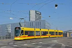 Be 6/10 Tango 181, auf der Linie 11, überquert die Münchensteinerbrücke.