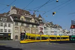 Be 6/10 Tango 179, auf der Linie 11, bedient die Haltestelle am Barfüsserplatz.