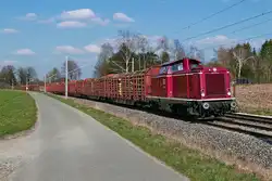 Bei Wattenweiler zieht die 55 Jahre alte 212 371-9 der UTL die 11 beladenen Wagen langsam die Steigung zur Wasserscheide Donau/Rhein hinauf (19.03.2020).