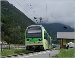 Der TPC (ASD AOMC) Beh 2/6 545, unterwegs als Regionalzug 46 nach Champéry, beim kurzen Bedarfshalt St-Triphon Village, die kleine Haltestelle wird wohl bei Anblick auf das Baumaterial rechts im