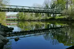 Unter der �ltesten Kabelh�ngebr�cke Deutschlands (erbaut 1896 - 1897) Blick auf die Regionalbahn von Lindau nach Friedrichshafen, die auf der 2019 eingesetzten Br�cke den Flu� namens Argen �berquert.