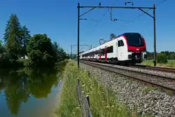 An der Freizeitanlage 'B�dli' in Riedt bei Erlen befinden sich RABe 523 107 und 523 106 am 07.07.2020 auf der Fahrt in Richtung Romanshorn.