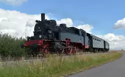 Eine seitlichere Ansicht der 75 1118 vom Sonntagmorgen als sie ihre erste Fahrt von Hüffenhardt nach Neckarbischofsheim absolvierte.