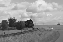 Ein Blick auf den Gleisbogen der von Hüffenhardt nach Siegelsbach führenden Nebenbahn,  auf der am Sonntag den 26.7.2020 die UFE 75 1118 mit drei Personenwagen nach Neckarbischofsheim