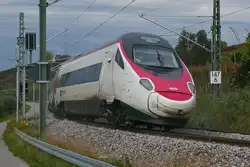 Nicht wie sonst �blich auf dem rechten Gleis vom Allg�u hinunter zum Bodensee bef�hrt RABe 503 017 den 