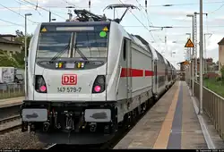 Nachschuss auf 147 579-7, die mit ihren fünf IC2-Dostos und der Zugzielanzeige 