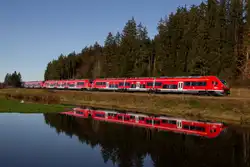 633 034 mit zwei weiteren baugleichen Triebwagen am Weiher bei Ruderatshofen.