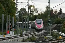Kurz nach dem Start in Lindau-Reutin zu einer weiteren Oberleitungsmessfahrt nach Wangen (Allgäu) befindet sich RABe 503 017 am 21.10.2020 auf dem Verbindungsbogen zur