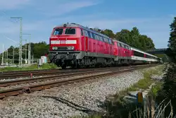 218 416-6 und 218 422-4 mit den Wagen des EC 194, M�nchen - Z�rich, am 30.09.2020 kurz vor Durchfahrt des Bahnhofs von Hergatz.