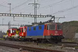 Am 13.11.2020 schleppt die Re 421 374-0 die beiden Tm 234 421-6 und 234 419-0 durch den Bahnhof Pratteln.