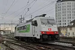 Lok 186 901-5 durchfährt solo den Bahnhof Pratteln.