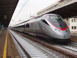 Ein ETR500 mit mehrstromigen Loks und neuen Farben wartet in Venedig Mestre auf die Weiterfahrt nach Venedig Santa Lucia