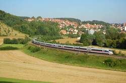 Am 01.08.07 �berqueren zwei ICE 3-Triebz�ge die Geislinger Steige in Richtung Ulm, hier bei Urspring aufgenommen.