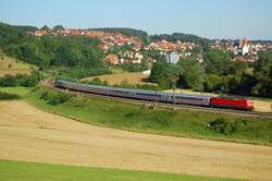 120 144-1 schiebt am Abend des 01.08.07 einen InterCity-Ersatzzug mit mehreren 1.-Kl.-Gro�raumwagen und einem 2.-Kl.-Steuerwagen die Filsbahn hinunter in Richtung Ulm, hier in H�he Urspring