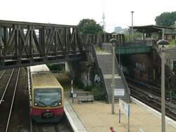 Zug der Linie S3 nach Erkner bei der Einfahrt im Ostkreuz.