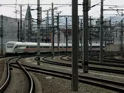 411 027-4_WEIMAR, schlängelt sich als ICE-90