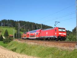 RE 4708 mit Schublok 146 232-4 am Km 70,0 der Schwarzwaldbahn.
