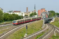 S3 Express-Verstärker der S-Bahn Berlin  mit BR 481/ 482 xxx Halbzug im  -Re.design, kommend aus Rummelsburg.