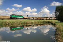 V300 003 spiegelt sich am 01.08.07 mit ihrem Sandzug 66234 wunderbar in dem kleinen Teich zwischen Frankenau und Baldenhain.