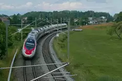 Bei Schlachters fährt am 23.06.2021 ECE 97, Zürich - München, das Allgäu hinauf