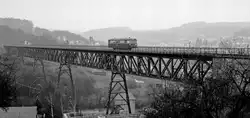 An einem trüben Novebertag 1979 befährt ein 795 vom BW Betzdorf von Rennerod kommend die Talbrücke in Westerburg.