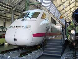 Triebkopf des ICE V2 (Versuchszug) der BR 410 002-0 im Verkehrsmuseum M�nchen.
