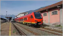 Der bimodulare FS Trenitalia BUM BTR 813 003 verlässt als Regionale 2722 Aosta mit dem Ziel Torino Porta Nuova.