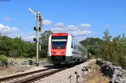 7123 012 / 7123 011 als IC 1522 (Split-Zagreb Glavni kolodvor) am Esig Primorski Dolac 26.8.21