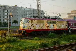 111 057 smart rail mit Partyzug in D�sseldorf Derendorf, Oktober 2021.