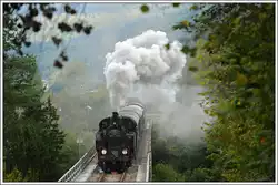 93.1332 der NBiK kurz nach der Ausfahrt aus Feistritz im Rosental am 9.10.2021 auf dem 193 Meter langen Feistritz-Viadukt.